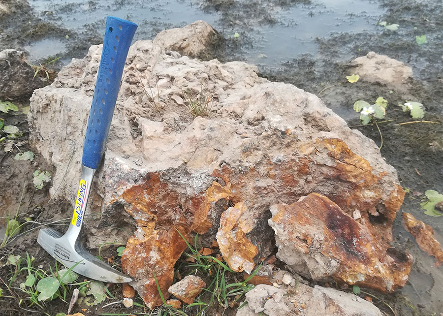 Tierra Dorada quartz boulder